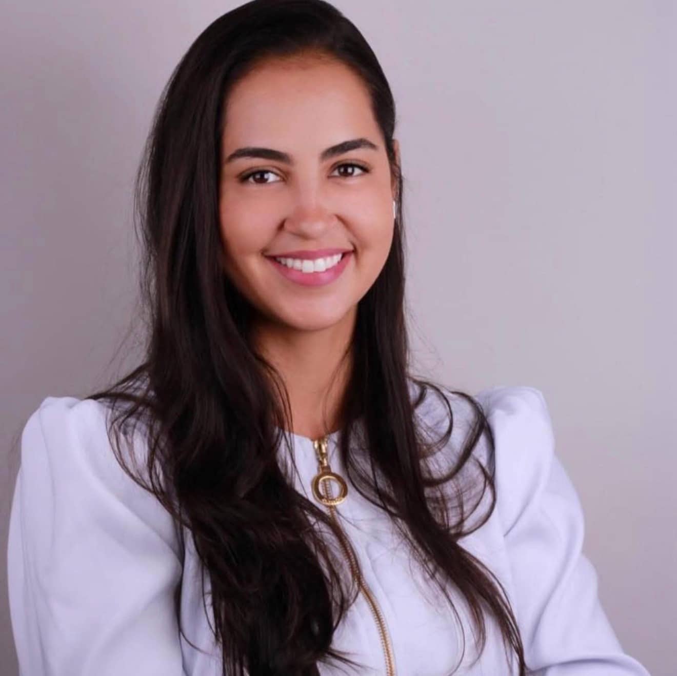 Dra. Michelle Costa, especialista em lentes de contato dental na Costa Lima Odontologia Recreio